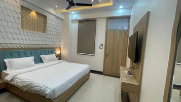 Dubbelrum eller tvåbäddsrum - balkong - utsikt mot staden | Arbetsyta för laptop och gratis wi-fi