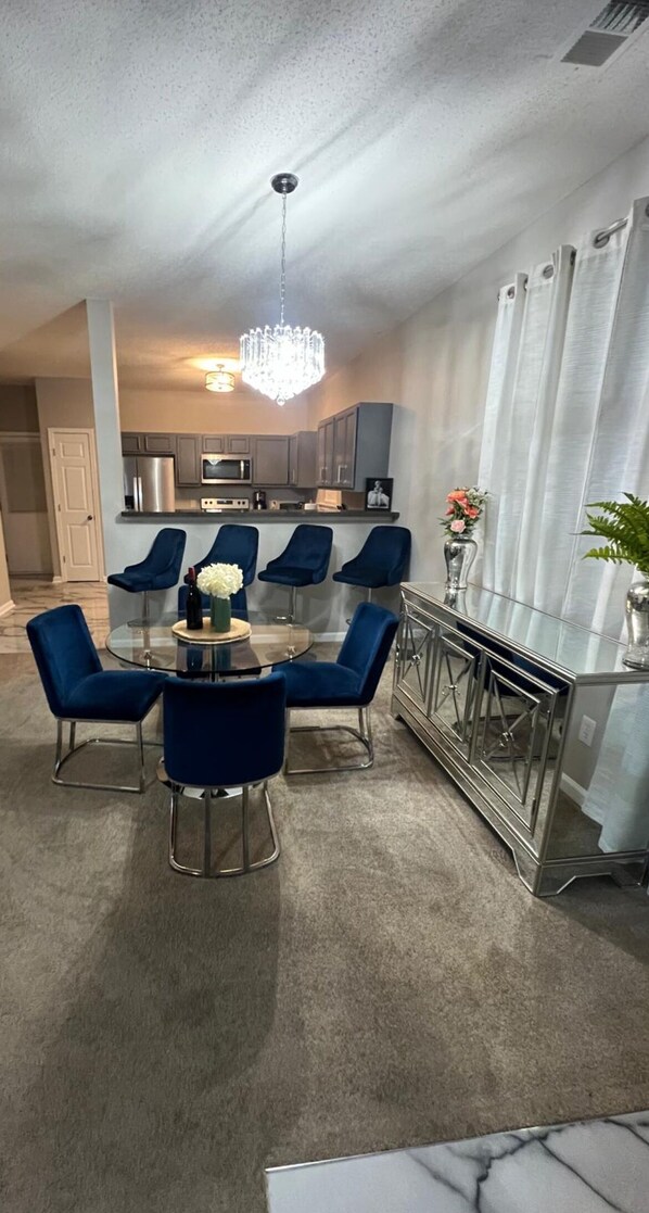 Dining - Luxe Central Suburban Retreat- close to speedway and airport (Hampton)