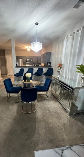 Luxe Central Suburban Retreat- close to speedway and airport