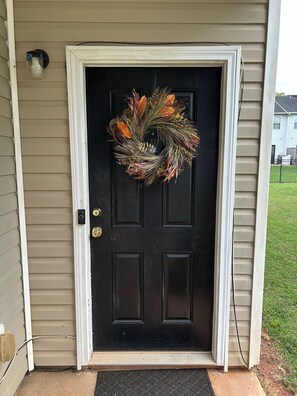 Exterior - Luxe Central Suburban Retreat- close to speedway and airport (Hampton)