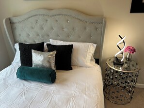 3 bedrooms, iron/ironing board, WiFi, bed sheets - Luxe Central Suburban Retreat- close to speedway and airport (Hampton)