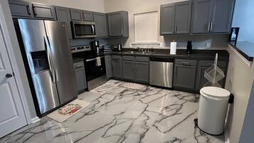 Mikroaaltouuni, uuni, liesi, astianpesukone