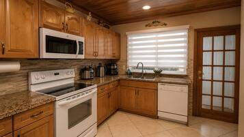 Coffee/tea maker, fridge, microwave, oven
