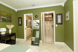 4 bedrooms, iron/ironing board, travel cot, WiFi - Bright, warm, and cozy home in the heart of Miami. 4 bedrooms/4 bathrooms. (Miami)