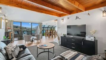 Una televisión, una chimenea, una oficina