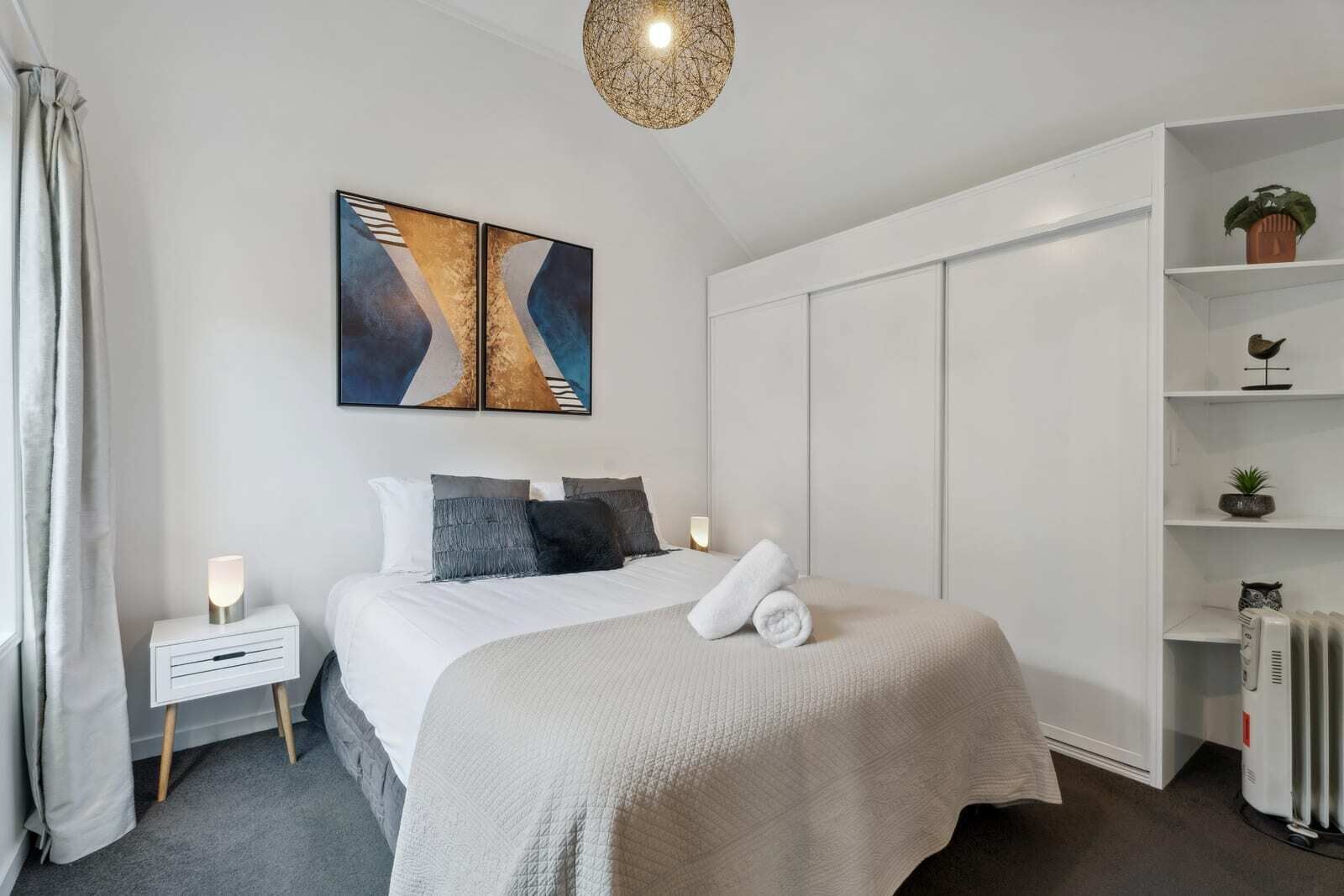 4 slaapkamers, een bureau, een strijkplank/strijkijzer, wifi