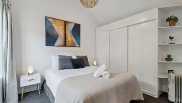 4 slaapkamers, een bureau, een strijkplank/strijkijzer, wifi