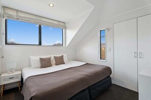 4 habitaciones, escritorio, tabla de planchar con plancha y wifi