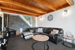 Televisión, chimenea y oficina 