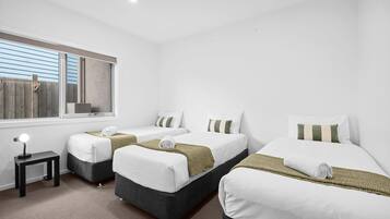 5 bedrooms, iron/ironing board, WiFi, bed sheets