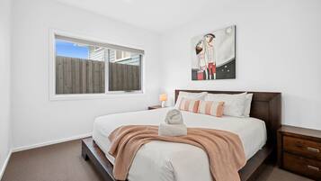 5 bedrooms, iron/ironing board, WiFi, bed sheets