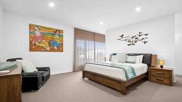 5 bedrooms, iron/ironing board, WiFi, bed sheets