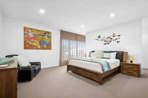 5 bedrooms, iron/ironing board, WiFi, bed sheets