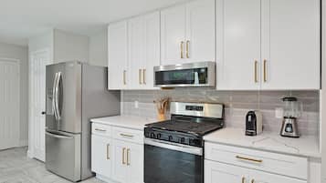Geladeira, micro-ondas, fogão, cooktop