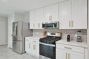 Fridge, microwave, oven, stovetop - Gorgeous 4BD 2,5Bath Home 15min to DFW Int Airport (Flower Mound)