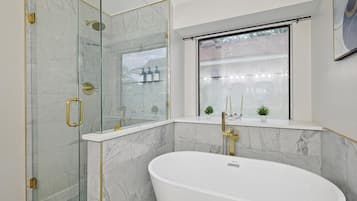 Regadera, secadora de cabello, toallas, shampoo