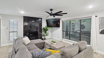 Televisión, chimenea y oficina