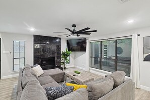 Televisión, chimenea y oficina 