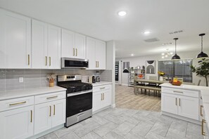 Fridge, microwave, oven, stovetop - Gorgeous 4BD 2,5Bath Home 15min to DFW Int Airport (Flower Mound)