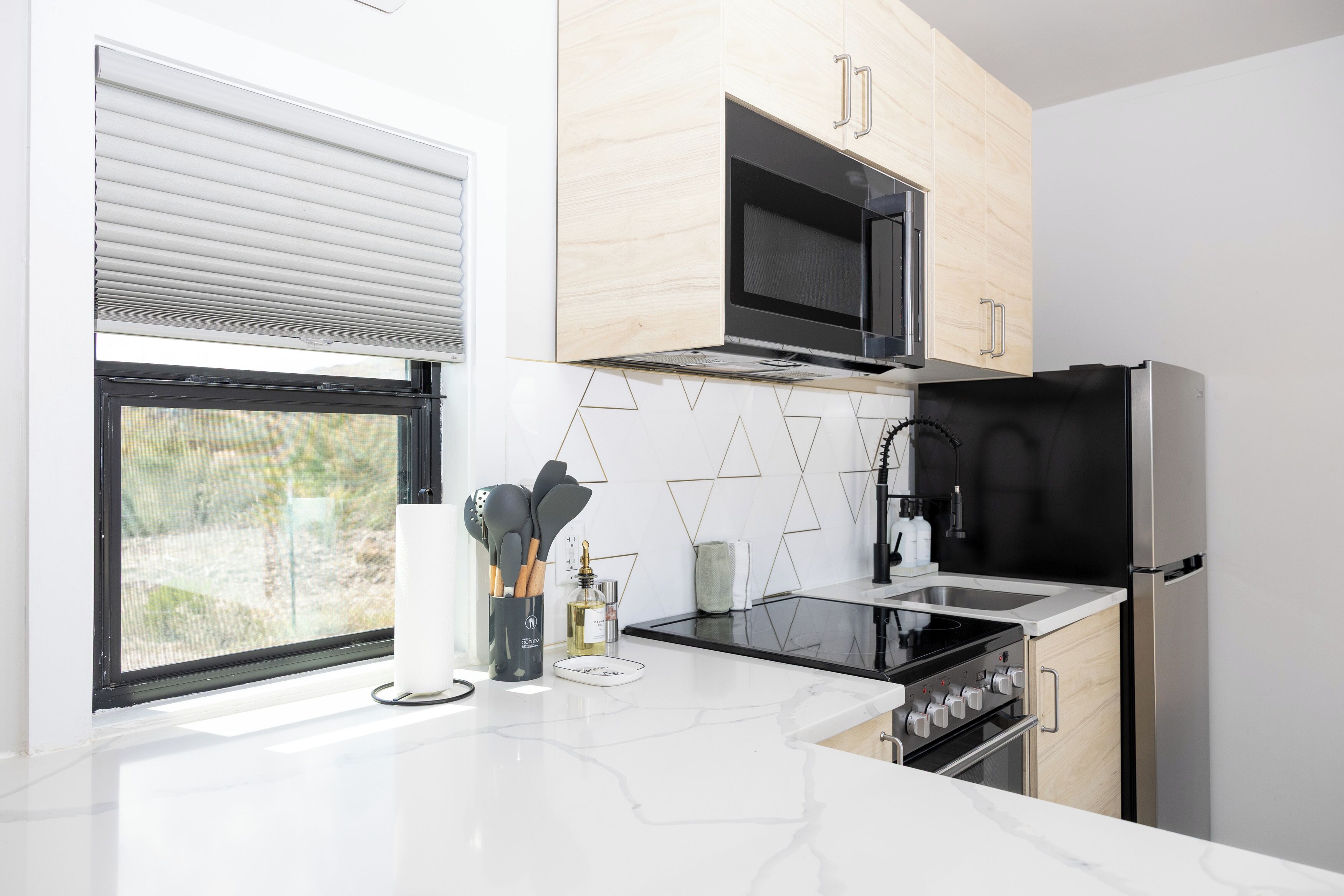 Appartement économique, cuisine, vue sur la montagne | Cuisine privée | Réfrigérateur, four à micro-ondes, un four, surface de cuisson