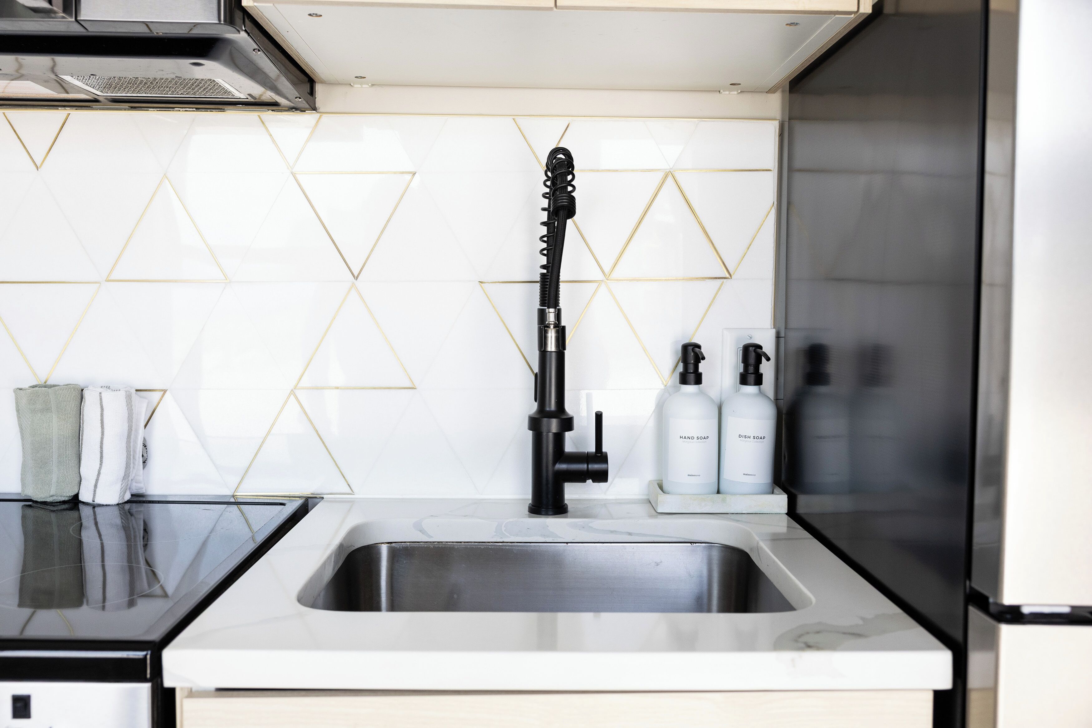 Economy Apartment, Kitchen, Mountain View | Private kitchen | Fridge, microwave, oven, stovetop
