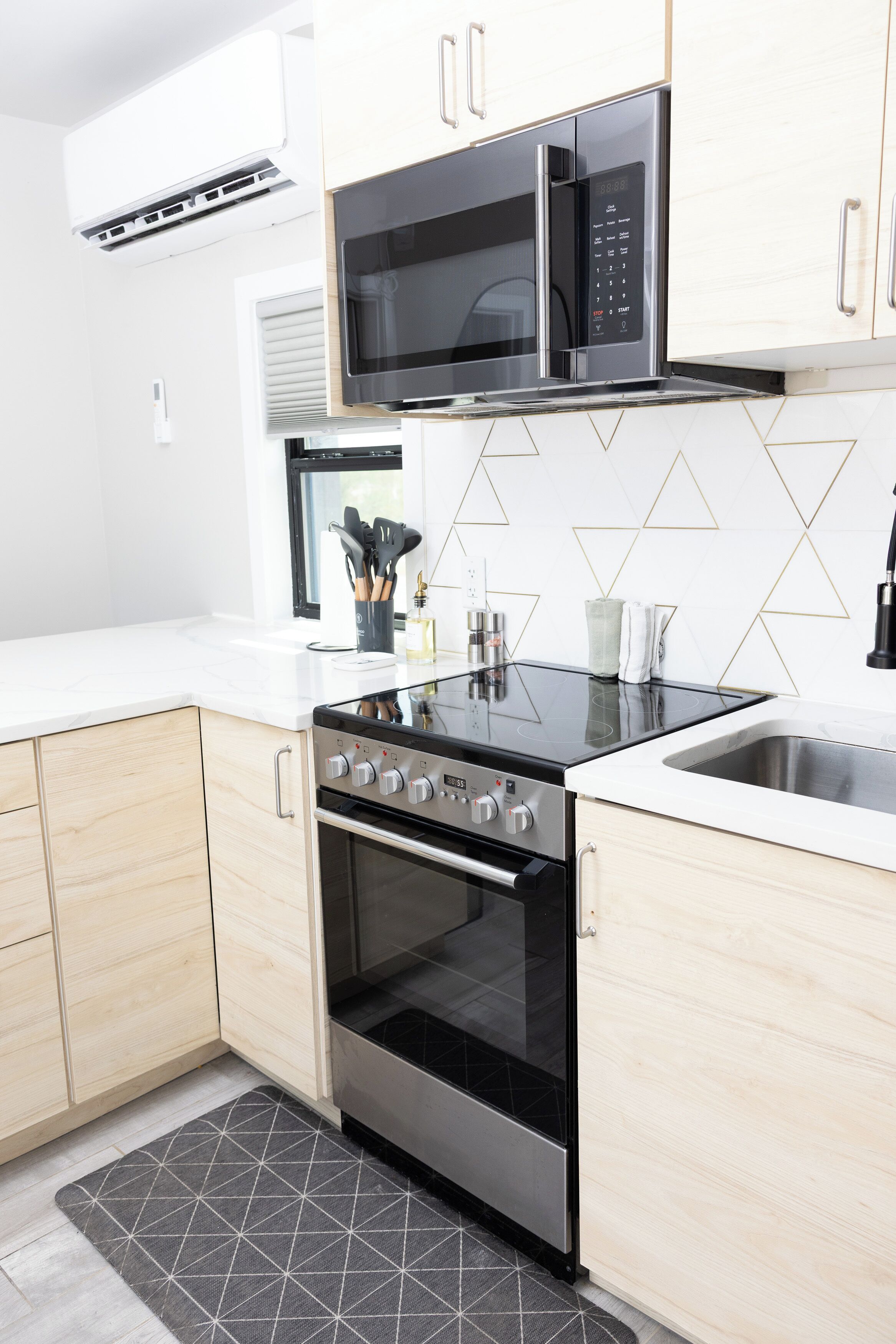 Economy Apartment, Kitchen, Mountain View | Microwave