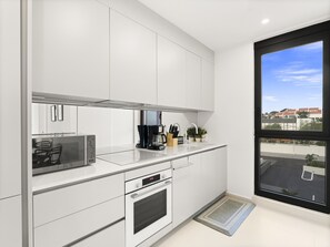 Kjøleskap, mikrobølgeovn, ovn og oppvaskmaskin