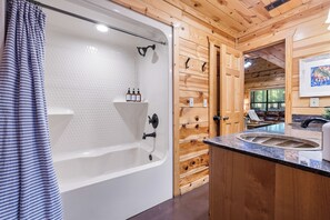 Douche, sèche-cheveux, serviettes fournies, savon