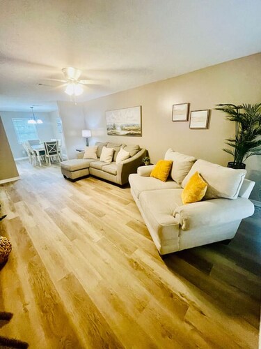 Stylish Townhouse 5 min to downtown Hammond