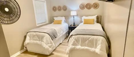 3 habitaciones, tabla de planchar con plancha, cuna de viaje y wifi
