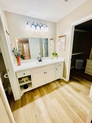 Hair dryer - Stylish Townhouse 5 min to downtown Hammond (Hammond)