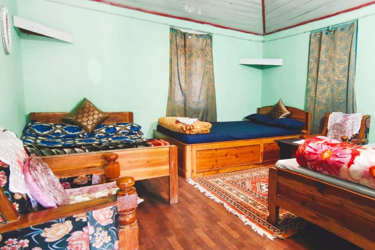 Family Room | Desk, free WiFi