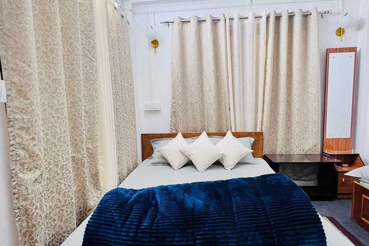 Deluxe Triple Room | Desk, free WiFi