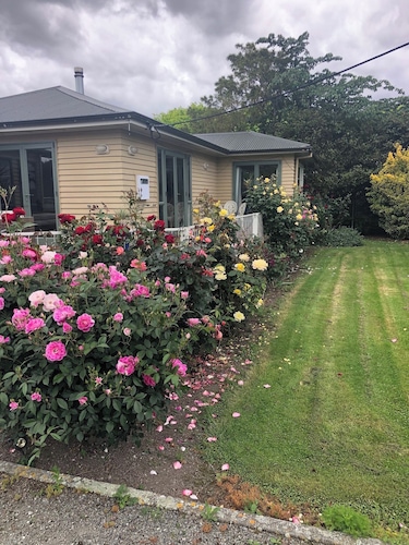 Rose End Escape.
Home comfort in the central Wairarapa country side 