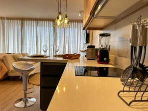 Een koelkast, een microgolfoven, een oven, een kookplaat