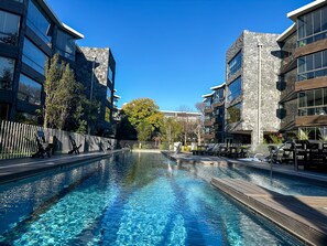 Een buitenzwembad en een verwarmd zwembad