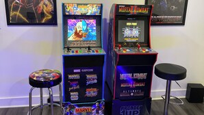 Una habitación con máquinas de arcade, incluyendo Spider-Man y Mortal Kombat, y un cartel de Transformers.