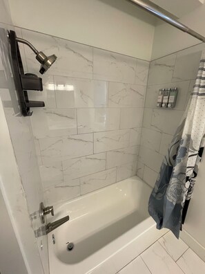Toallas, jabón, shampoo, papel de baño 