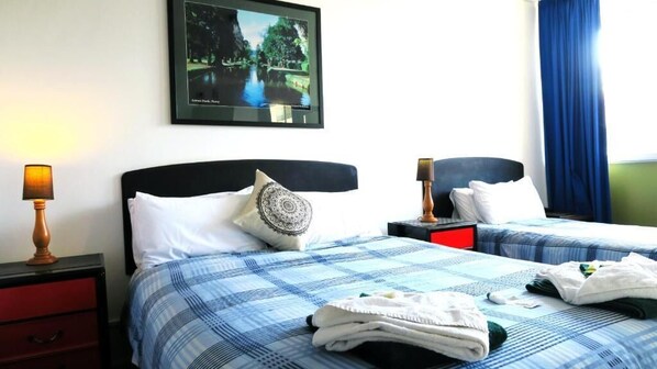 Classic Üç Kişilik Oda | Masa, dizüstü bilgisayar çalışma alanı, güneşlik/perde, ütü/ütü masası 