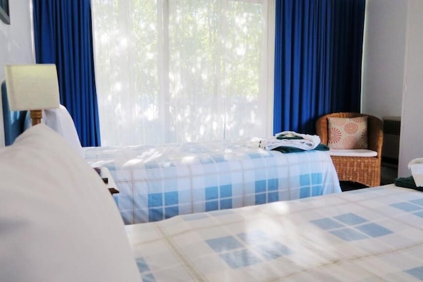 2 slaapkamers, een bureau, een laptopwerkplek, verduisterende gordijnen