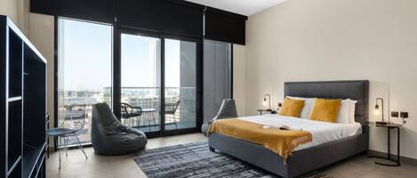 Escritorio, tabla de planchar con plancha, wifi y ropa de cama