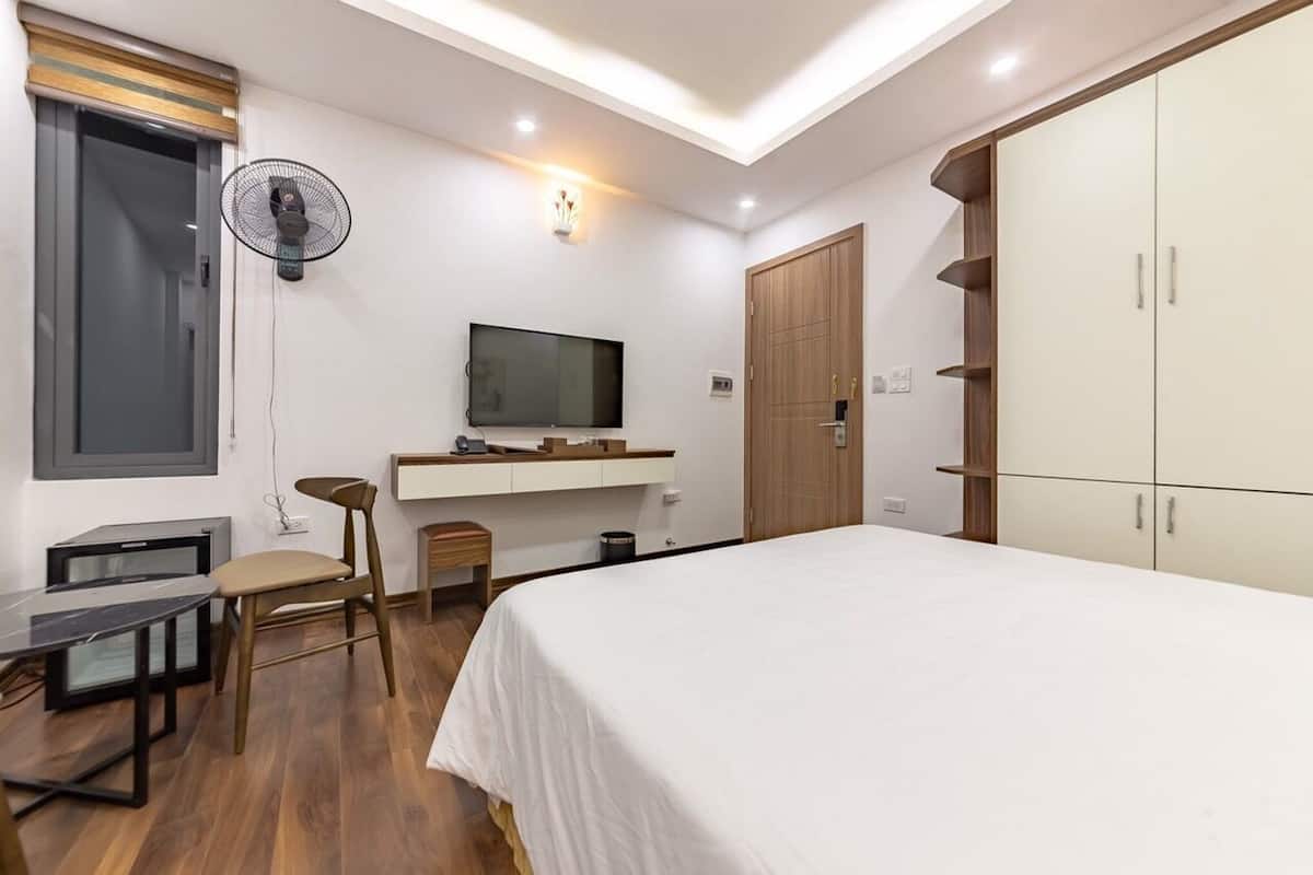 1 bedroom, free minibar items, in-room safe, laptop workspace