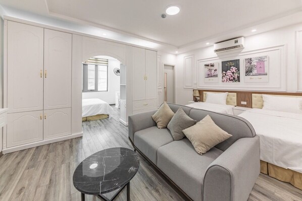 Family Suite | Living area | TV, printers