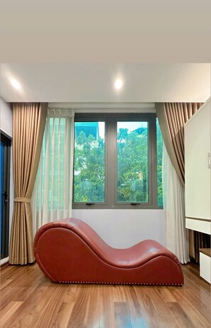 Deluxe Double Room | Free minibar items, in-room safe, laptop workspace, blackout drapes - Everest Hotel (Hanoi)