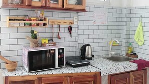 Lemari es besar, kompor, dan peralatan masak/sendok-piring
