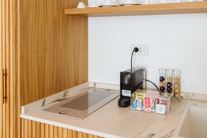 Refrigerador, parrilla de estufa y molino para café 