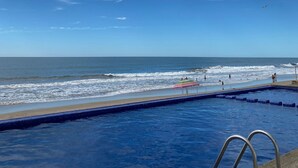 A swimming pool with a view of the ocean and beach. - Ocean front resort 2-bedroom condo in charming Mazatlán with AC, WiFi (Mazatlán)