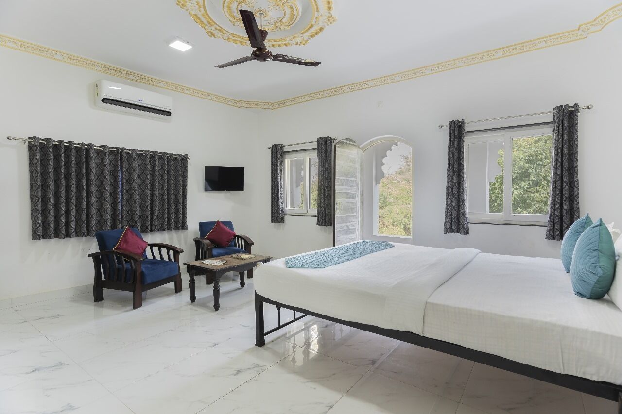 Luxury Room, Multiple Bedrooms, Balcony, Mountain View | Laptop workspace, blackout drapes, soundproofing, iron/ironing board