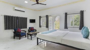 Luxury-Zimmer, Mehrere Schlafzimmer, Balkon, Bergblick | Laptopgeeigneter Arbeitsplatz, Verdunkelungsvorhänge