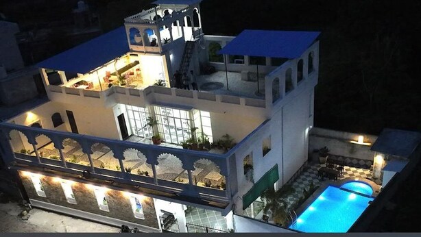 Un immeuble à plusieurs étages doté d’une piscine, de balcons et d’un patio couvert.
